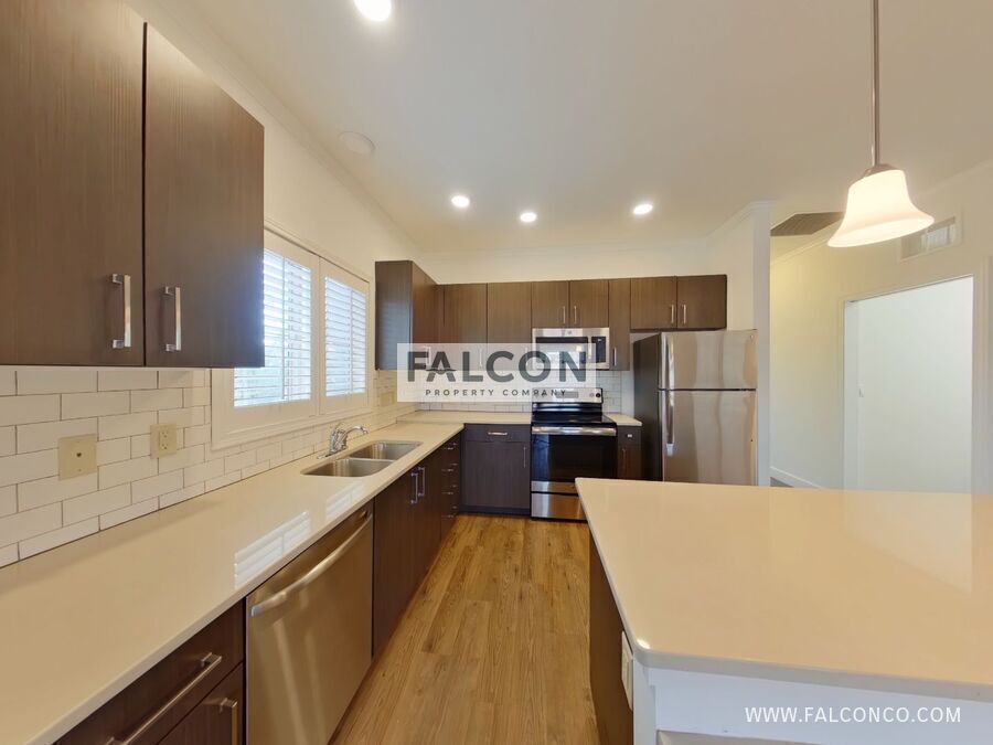 Extraordinary Townhome In Stetson Hills! property image
